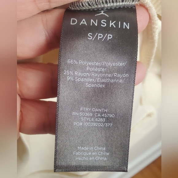 Danskin Women's Cream V-Neck Sweater. S/P - Picture 7 of 13
